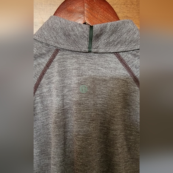 Men’s maroon Lululemon long sleeve - Picture 4 of 4